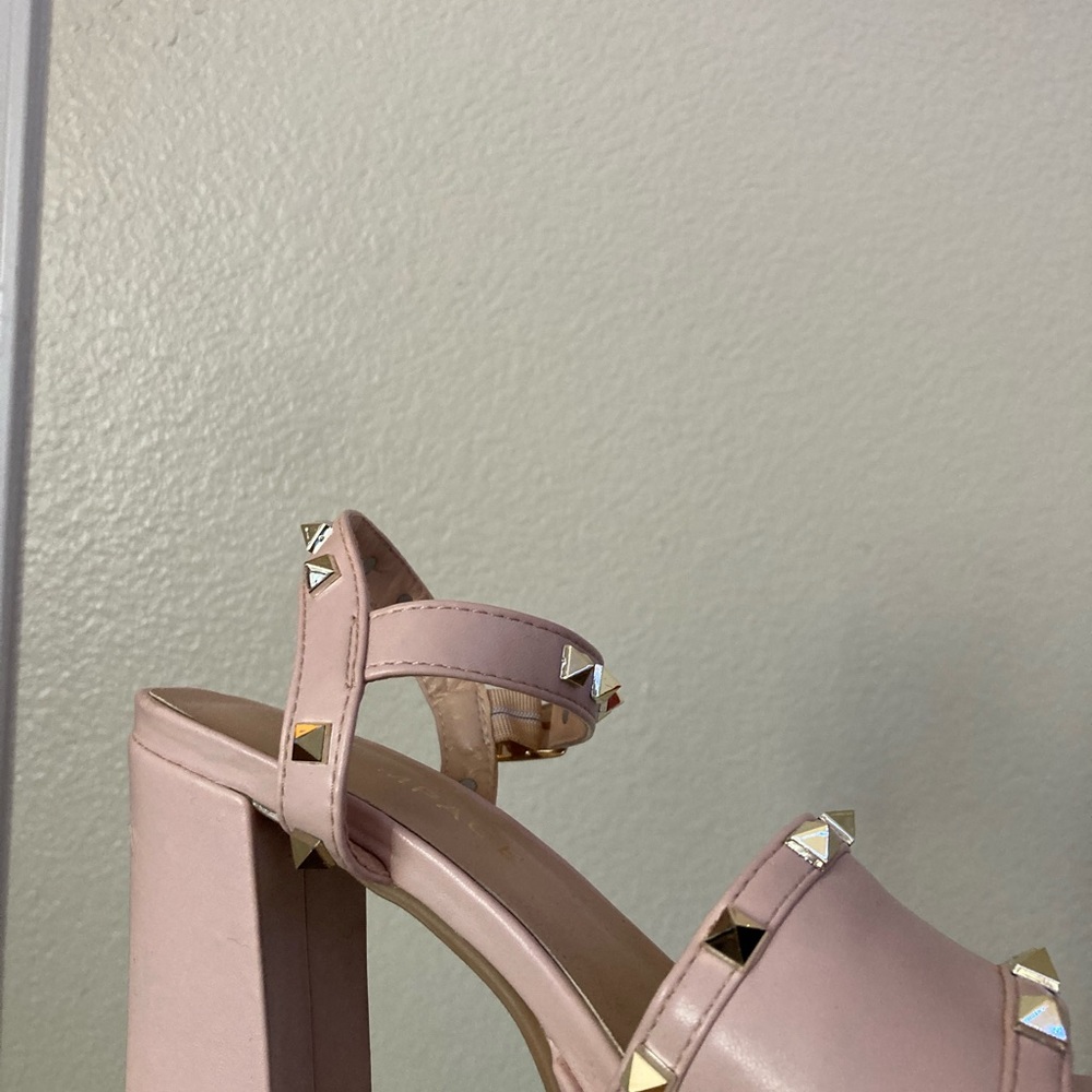 Heels - Picture 4 of 6